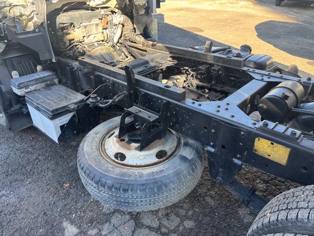 エルフトラック 強化フルフラットローダンプ　２ｔ／全低床ダンプ／外装仕上／３０００ｃｃ／元レンタ／ディーゼル／５ＭＴ／５速マニュアル／３ペダル／コボレーン取付可車両／アユミフック／関東仕入れ／（35枚目）