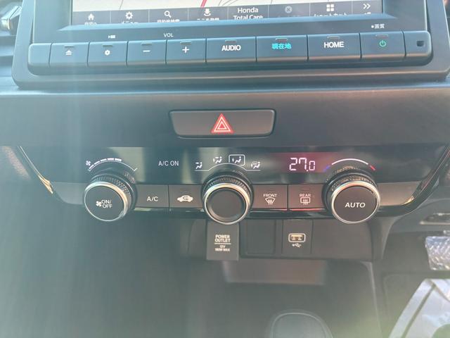 フィット ｅ：ＨＥＶベーシック　純正ナビ　ＴＶ　ＥＴＣ　ドラレコ　スマートキー（12枚目）