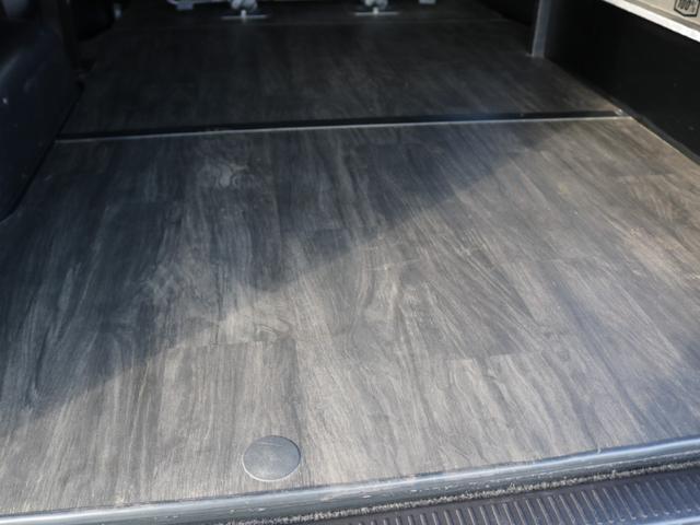 ハイエースバン スーパーGL ダークプライムII フルカスタムオフロードスタイル ユーアイショック&スタビライザー ビックXナビ&フリップダウンモニター シートカバー 片側跳ね上げベットキット 床板パネル 網戸 NT-1アルミ TRタイヤ(34枚目)