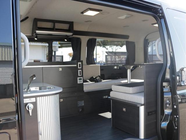 ハイエースワゴン GL MOBY DICKシリーズ【ORCA】 7人乗り リクライニングマット 8ナンバーキャンピングカー FFヒーター 40リットル冷蔵庫 12リットル排水.給水タンク 伸縮式シャワーヘッド付きシンク(11枚目)