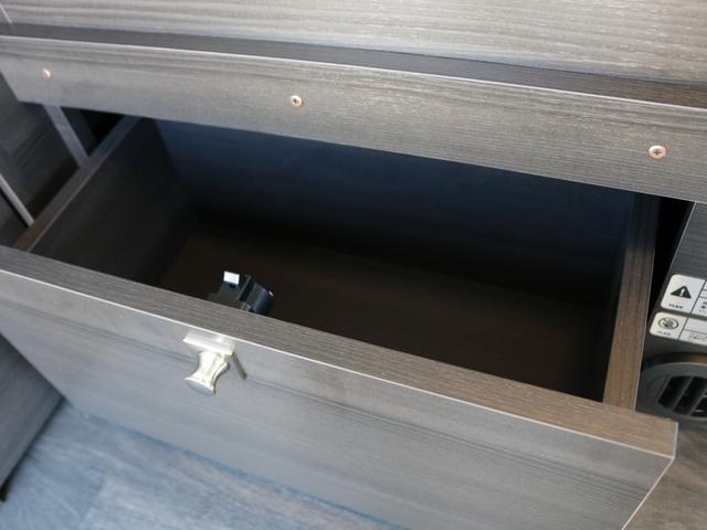 ハイエースワゴン GL MOBY DICKシリーズ【ORCA】 7人乗り リクライニングマット 8ナンバーキャンピングカー FFヒーター 40リットル冷蔵庫 12リットル排水.給水タンク 伸縮式シャワーヘッド付きシンク(24枚目)