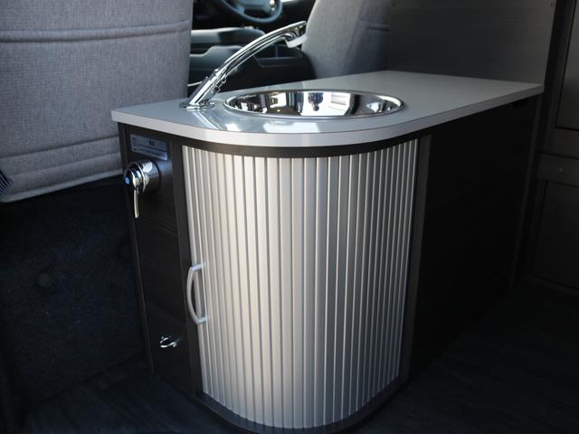 ハイエースワゴン GL MOBY DICKシリーズ【ORCA】 7人乗り リクライニングマット 8ナンバーキャンピングカー FFヒーター 40リットル冷蔵庫 12リットル排水.給水タンク 伸縮式シャワーヘッド付きシンク(61枚目)