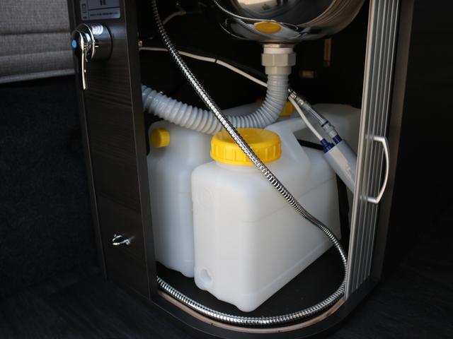 ハイエースワゴン GL MOBY DICKシリーズ【ORCA】 7人乗り リクライニングマット 8ナンバーキャンピングカー FFヒーター 40リットル冷蔵庫 12リットル排水.給水タンク 伸縮式シャワーヘッド付きシンク(69枚目)