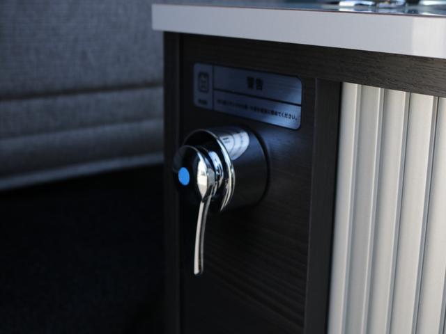 ハイエースワゴン GL MOBY DICKシリーズ【ORCA】 7人乗り リクライニングマット 8ナンバーキャンピングカー FFヒーター 40リットル冷蔵庫 12リットル排水.給水タンク 伸縮式シャワーヘッド付きシンク(70枚目)