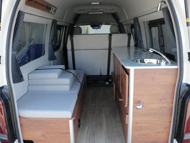 ハイエースバン DX GLパッケージ バン架装用パッケージ TSS付ICS付 寒冷地レス バルベロアーバングランデ 17インチAW カロナビ7インチナビ 天井・壁面断熱処理 FFヒーター サブバッテリー105Ah 上開き式冷蔵冷凍庫40L(14枚目)