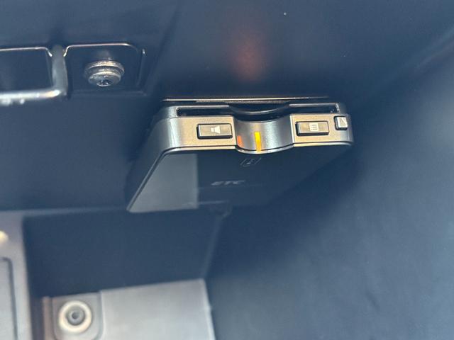 アバルト595 コンペティツィオーネ レコードモンツァマフラー サベルトシート ブレンボキャリパー Carplay 前後ドラレコ KONI 純正17インチアルミホイール Bluetooth接続 キーレス ETC(23枚目)