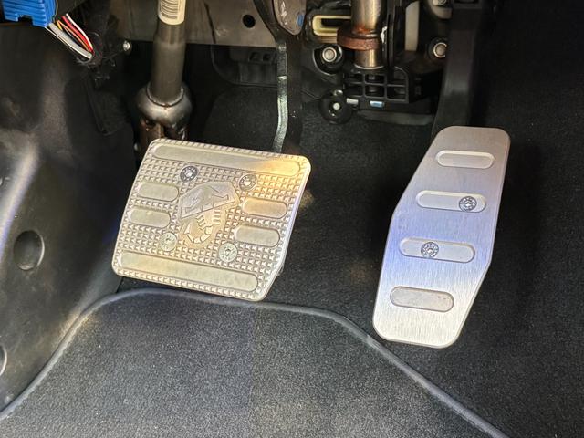 アバルト595 コンペティツィオーネ レコードモンツァマフラー サベルトシート ブレンボキャリパー Carplay 前後ドラレコ KONI 純正17インチアルミホイール Bluetooth接続 キーレス ETC(26枚目)