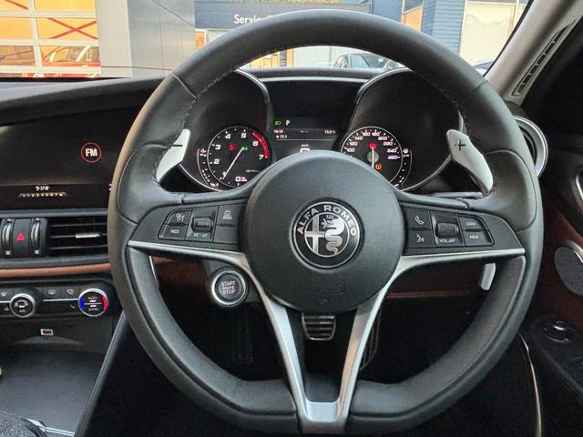 ジュリア ヴェローチェ 電動ブラウンレザーシート Carplay アダプティブクルーズコントロール ステアリングヒーター シートヒーター パドルシフト Bluetooth接続 純正アルミホイール スマートキー ETC(11枚目)