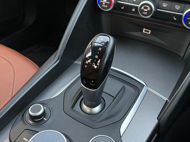 ジュリア ヴェローチェ 電動ブラウンレザーシート Carplay アダプティブクルーズコントロール ステアリングヒーター シートヒーター パドルシフト Bluetooth接続 純正アルミホイール スマートキー ETC(15枚目)