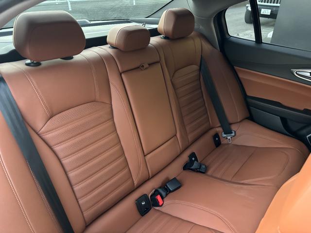 ジュリア ヴェローチェ 電動ブラウンレザーシート Carplay アダプティブクルーズコントロール ステアリングヒーター シートヒーター パドルシフト Bluetooth接続 純正アルミホイール スマートキー ETC(17枚目)