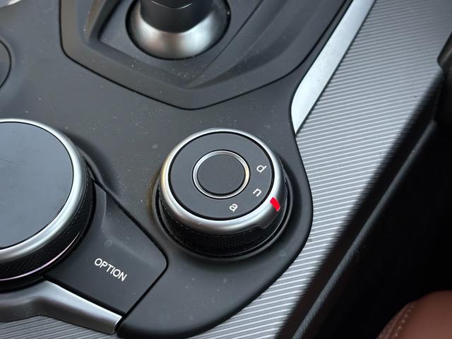 ジュリア ヴェローチェ 電動ブラウンレザーシート Carplay アダプティブクルーズコントロール ステアリングヒーター シートヒーター パドルシフト Bluetooth接続 純正アルミホイール スマートキー ETC(23枚目)