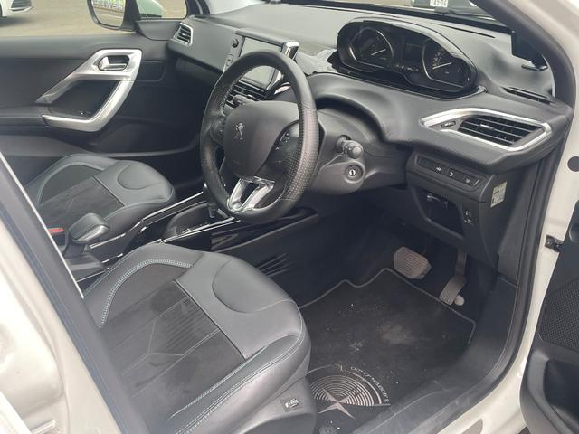 内装の細かなところも徹底クリーニング。