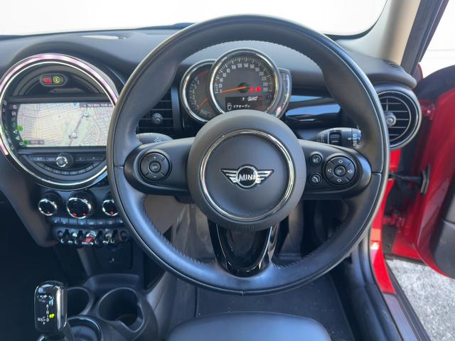 MINI クーパー ピカデリーエディション 特別仕様車 LEDヘッドライト 純正ナビゲーション 黒革シート Bカメラ シートヒーター 衝突軽減ブレーキ クリアランスソナー ETC 純正15インチAW(11枚目)