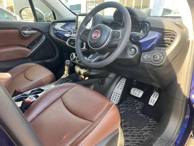 ５００Ｘ クロス　フルセグナビ　ＬＥＤヘッドライト　アダプティブクルーズコントロール　バックカメラ　ドラレコ　ブラウンレザーシート　シートヒーター　スマートキー　純正１７インチアルミホイール　オートライト　ＥＴＣ（9枚目）