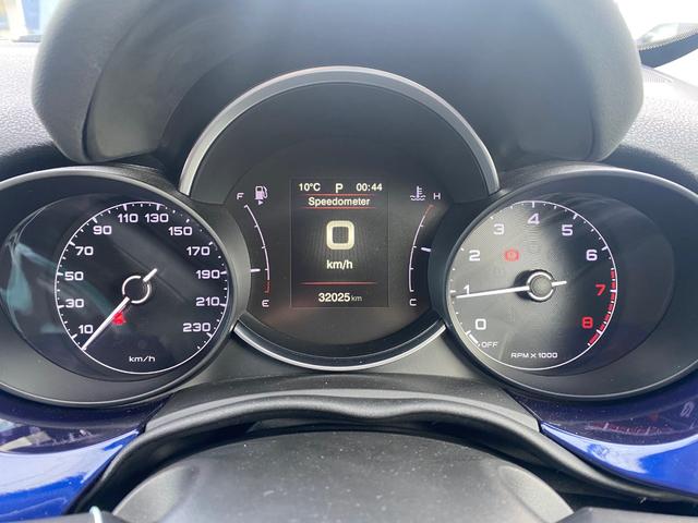 ５００Ｘ クロス　フルセグナビ　ＬＥＤヘッドライト　アダプティブクルーズコントロール　バックカメラ　ドラレコ　ブラウンレザーシート　シートヒーター　スマートキー　純正１７インチアルミホイール　オートライト　ＥＴＣ（12枚目）