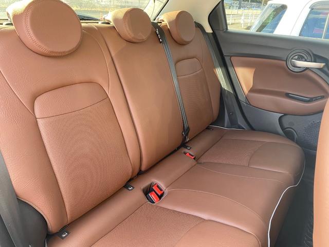 ５００Ｘ クロス　フルセグナビ　ＬＥＤヘッドライト　アダプティブクルーズコントロール　バックカメラ　ドラレコ　ブラウンレザーシート　シートヒーター　スマートキー　純正１７インチアルミホイール　オートライト　ＥＴＣ（17枚目）