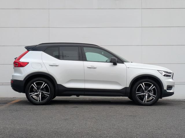 ＸＣ４０ Ｂ４　ＡＷＤ　Ｒデザイン　純正ＨＤＤナビ　ｈａｒｍａｎ／ｋａｒｄｏｎプレミアムオーディオ　３６０度カメラ　ＥＴＣ２．０　ＡＣＣ　ブラインドスポットモニター　電動リアゲート　純正１９インチＡＷ（4枚目）