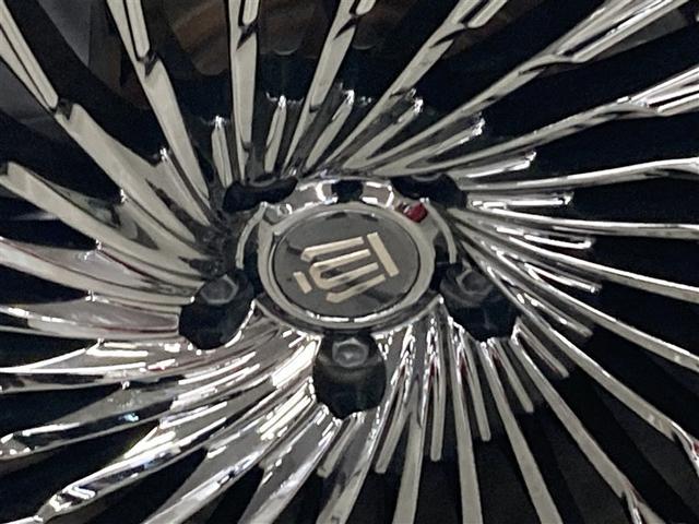 高級感と走りを引き立てる、純正アルミを装備しています。