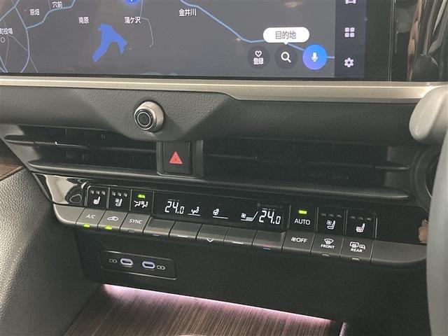 スタイリッシュなデザインのインパネ。各操作スイッチは使いやすい位置に配置されてます。