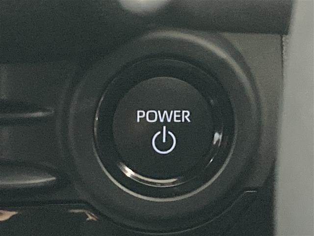 スマートキーを携帯していれば、ブレーキを踏みながらスイッチを押すだけでエンジンが始動出来ます。