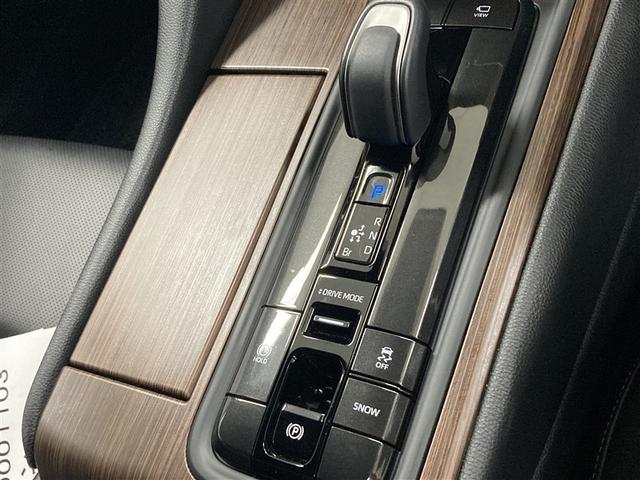 シフトレバーは扱いやすく、手になじむ形状。手を伸ばせばレバーに自然に届くちょうどいい位置に配置されています。