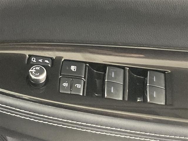 格納式リモコンドアミラーと、パワーウィンドウマスタースイッチです。車内の換気も運転席から簡単に行えます。