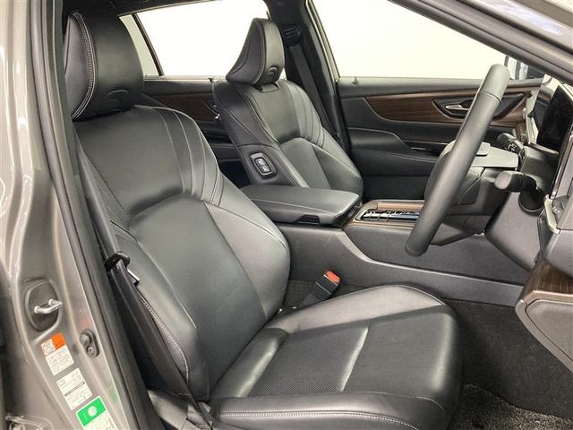 大きな座面と包み込むような背もたれが、ドライバーの身体全体をしっかり支えます。