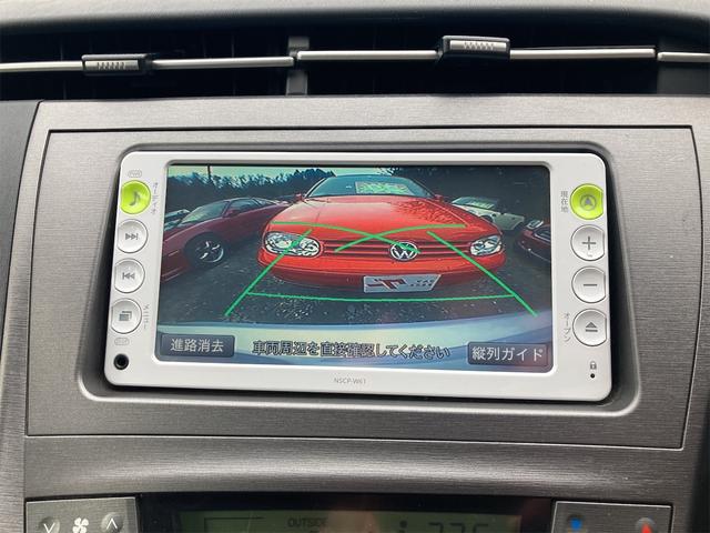 プリウス Ｓ　ＥＴＣ　バックカメラ　ナビ　ＴＶ　アルミホイール　オートライト　ＨＩＤ　スマートキー　電動格納ミラー　ＣＶＴ　盗難防止システム　衝突安全ボディ　ＡＢＳ　ＣＤ　ミュージックプレイヤー接続可　エアコン（5枚目）