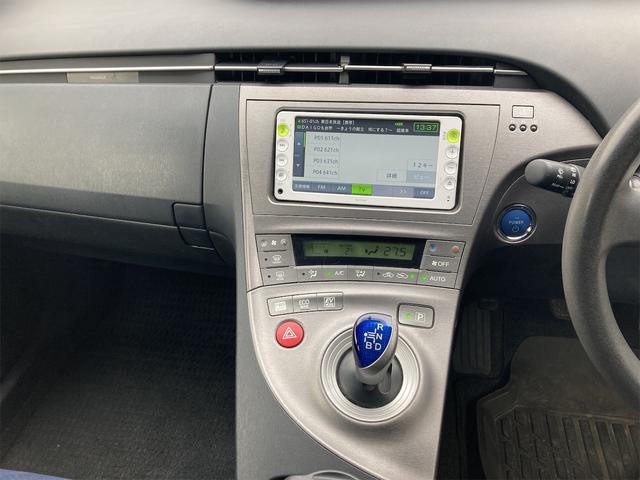 プリウス Ｓ　ＥＴＣ　バックカメラ　ナビ　ＴＶ　アルミホイール　オートライト　ＨＩＤ　スマートキー　電動格納ミラー　ＣＶＴ　盗難防止システム　衝突安全ボディ　ＡＢＳ　ＣＤ　ミュージックプレイヤー接続可　エアコン（11枚目）