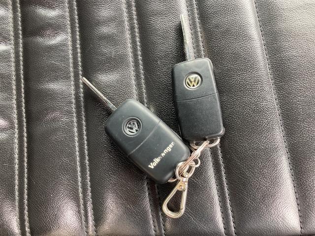 ザ・ビートル デザインレザーパッケージ　バックカメラ　オートクルーズコントロール　ＡＴ　ＨＩＤ　キーレスエントリー　電動格納ミラー　シートヒーター　アルミホイール　革シート　盗難防止システム　ＡＢＳ　ＣＤ　ミュージックプレイヤー接続可（8枚目）