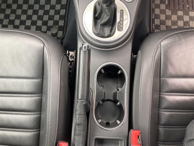 ザ・ビートル デザインレザーパッケージ　バックカメラ　オートクルーズコントロール　ＡＴ　ＨＩＤ　キーレスエントリー　電動格納ミラー　シートヒーター　アルミホイール　革シート　盗難防止システム　ＡＢＳ　ＣＤ　ミュージックプレイヤー接続可（41枚目）