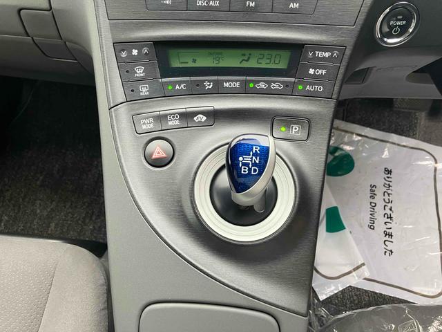 プリウス Ｓ　福祉車輌　ＥＴＣ　アルミホイール　オートライト　ＣＶＴ　スマートキー　電動格納ミラー　盗難防止システム　ＣＤ　ミュージックプレイヤー接続可　衝突安全ボディ　ＡＢＳ　ＥＳＣ　エアコン　パワーステアリング（5枚目）