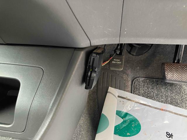 プリウス Ｓ　福祉車輌　ＥＴＣ　アルミホイール　オートライト　ＣＶＴ　スマートキー　電動格納ミラー　盗難防止システム　ＣＤ　ミュージックプレイヤー接続可　衝突安全ボディ　ＡＢＳ　ＥＳＣ　エアコン　パワーステアリング（6枚目）
