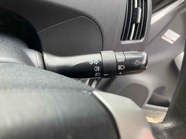 プリウス Ｓ　福祉車輌　ＥＴＣ　アルミホイール　オートライト　ＣＶＴ　スマートキー　電動格納ミラー　盗難防止システム　ＣＤ　ミュージックプレイヤー接続可　衝突安全ボディ　ＡＢＳ　ＥＳＣ　エアコン　パワーステアリング（9枚目）