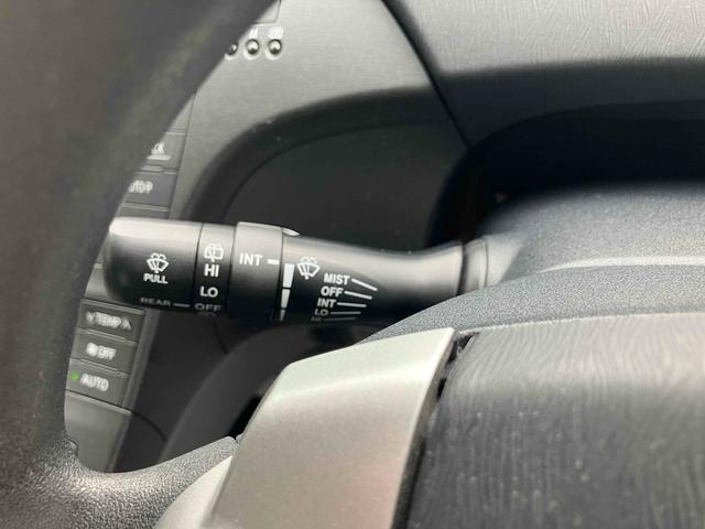 プリウス Ｓ　福祉車輌　ＥＴＣ　アルミホイール　オートライト　ＣＶＴ　スマートキー　電動格納ミラー　盗難防止システム　ＣＤ　ミュージックプレイヤー接続可　衝突安全ボディ　ＡＢＳ　ＥＳＣ　エアコン　パワーステアリング（10枚目）