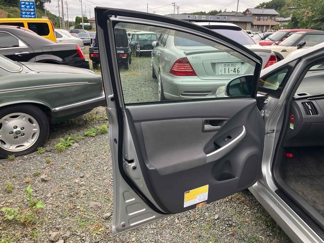 プリウス Ｓ　福祉車輌　ＥＴＣ　アルミホイール　オートライト　ＣＶＴ　スマートキー　電動格納ミラー　盗難防止システム　ＣＤ　ミュージックプレイヤー接続可　衝突安全ボディ　ＡＢＳ　ＥＳＣ　エアコン　パワーステアリング（31枚目）