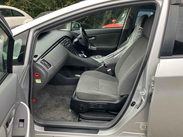 プリウス Ｓ　福祉車輌　ＥＴＣ　アルミホイール　オートライト　ＣＶＴ　スマートキー　電動格納ミラー　盗難防止システム　ＣＤ　ミュージックプレイヤー接続可　衝突安全ボディ　ＡＢＳ　ＥＳＣ　エアコン　パワーステアリング（32枚目）