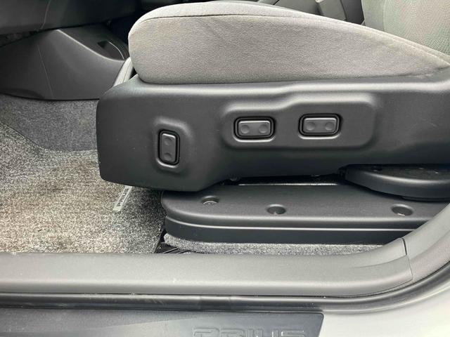 プリウス Ｓ　福祉車輌　ＥＴＣ　アルミホイール　オートライト　ＣＶＴ　スマートキー　電動格納ミラー　盗難防止システム　ＣＤ　ミュージックプレイヤー接続可　衝突安全ボディ　ＡＢＳ　ＥＳＣ　エアコン　パワーステアリング（33枚目）