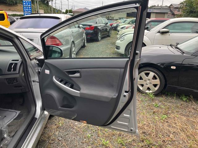 プリウス Ｓ　福祉車輌　ＥＴＣ　アルミホイール　オートライト　ＣＶＴ　スマートキー　電動格納ミラー　盗難防止システム　ＣＤ　ミュージックプレイヤー接続可　衝突安全ボディ　ＡＢＳ　ＥＳＣ　エアコン　パワーステアリング（35枚目）