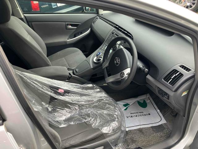 プリウス Ｓ　福祉車輌　ＥＴＣ　アルミホイール　オートライト　ＣＶＴ　スマートキー　電動格納ミラー　盗難防止システム　ＣＤ　ミュージックプレイヤー接続可　衝突安全ボディ　ＡＢＳ　ＥＳＣ　エアコン　パワーステアリング（37枚目）