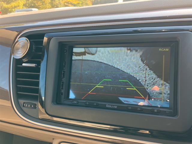 便利なバックビューカメラを装備し、ステアリング舵角に合わせたガイドライン表示もおこないます。駐車が苦手な方でも安心していただける装備です。