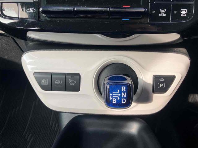 プリウス Ｓ　ＥＴＣ　ナビ　ＴＶ　アルミホイール　オートライト　ＬＥＤヘッドランプ　ＣＶＴ　スマートキー　電動格納ミラー　盗難防止システム　ＣＤ　Ｂｌｕｅｔｏｏｔｈ　衝突安全ボディ　ＡＢＳ　ＥＳＣ　エアコン（6枚目）