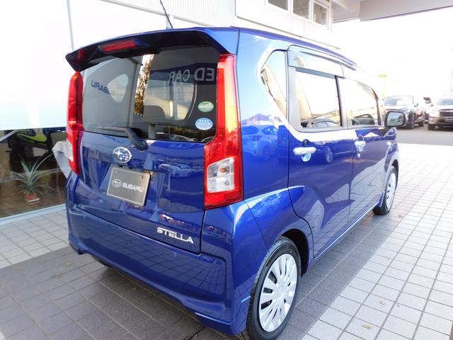 ステラ L スマートアシスト SDナビ Rカメラ SDナビリヤビューカメラ マニュアルエアコン 集中ドアロック機能付きキーレスエントリー パワーウィドウ 電動格納式ドアミラー ホイールキャップ付14インチスチールホイール(3枚目)