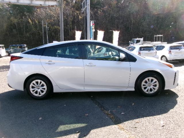 プリウス Ｓ　後期型・トヨタセーフティセンス・純正ＳＤナビ・地デジ・バックカメラ・Ｂｌｕｅｔｏｏｔｈ・ビルドインＥＴＣ・クルーズコントロール・ＬＥＤヘッドライト・ＡＣ１００Ｖ対応・プッシュスタート・スマートキー（11枚目）