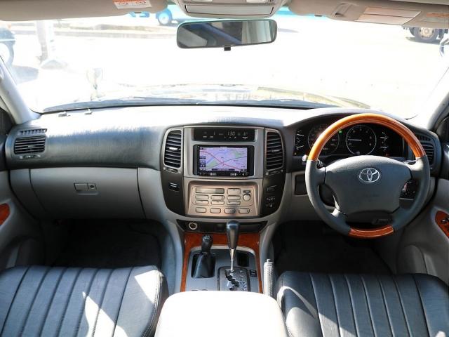 ランドクルーザー１００ ＶＸリミテッド　ブラックカラー全塗装済み　マルチレスナビ　社外ウッドステアリング　シグナス純正１８インチＡＷ　グッドイヤー２７５タイヤ　社外ヘッドライト　社外フォグランプ　社外メッキグリル　社外テールランプ（2枚目）