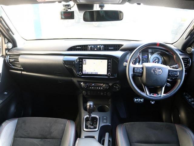 ハイラックス Ｚ　ＧＲスポーツ　フロント２インチリフトアップ　ソフトトノカバー　ベッドライナー　ＧＲマッドフラップ　ＧＲフロアマット　ＴＯＹＯＴＡデカール　サイドバイザー　ＲＡＹＳ１７ＡＷ　ＹＯＫＯＨＡＭＡジオランダー２７５ＭＴ（2枚目）