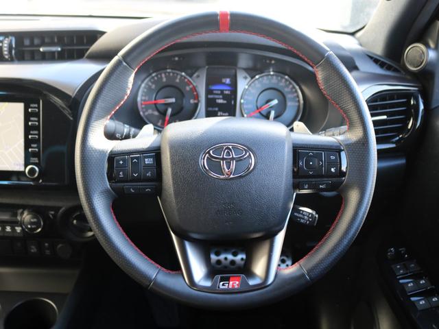 ハイラックス Ｚ　ＧＲスポーツ　フロント２インチリフトアップ　ソフトトノカバー　ベッドライナー　ＧＲマッドフラップ　ＧＲフロアマット　ＴＯＹＯＴＡデカール　サイドバイザー　ＲＡＹＳ１７ＡＷ　ＹＯＫＯＨＡＭＡジオランダー２７５ＭＴ（32枚目）
