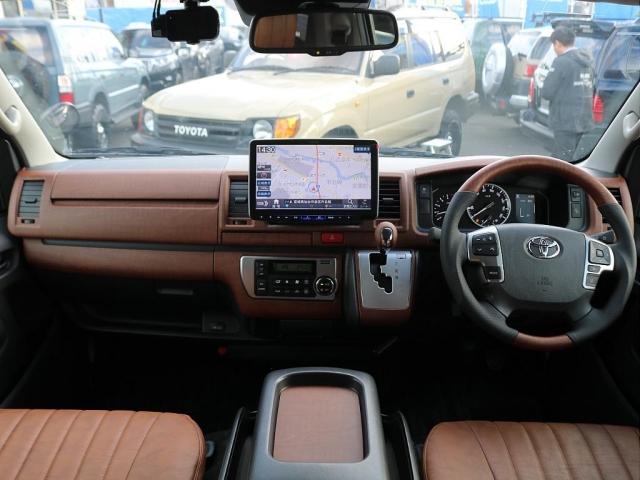 ハイエースバン スーパーＧＬ　ダークプライムＩＩ　Ｒｅｎｏｃａ　ＣｏａｓｔＬｉｎｅｓ　角目フェイスチェンジ　ＫＯＩＴＯヘッドライト　ホットチョコレートカラー　各メッキ部グロスブラック塗装　クラシックＬＥＤテールランプ　茶木目インテリアセット（2枚目）