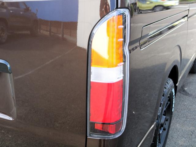 ハイエースバン スーパーＧＬ　ダークプライムＩＩ　Ｒｅｎｏｃａ　ＣｏａｓｔＬｉｎｅｓ　角目フェイスチェンジ　ＫＯＩＴＯヘッドライト　ホットチョコレートカラー　各メッキ部グロスブラック塗装　クラシックＬＥＤテールランプ　茶木目インテリアセット（77枚目）