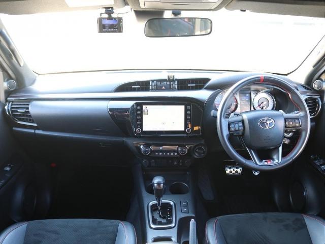 ハイラックス Ｚ　ＧＲスポーツ　ＧＲスポーツ　ＲＡＹＳ１７インチＡＷ　ＴＥＡＭ　ＤＡＹＴＯＮＡ　ＹＯＫＯＨＡＭＡ　ＧＥＯＬＡＮＤＡＲ　ＧＲ専用マッドフラップ　フロント２インチリフトアップ　ベッドライナー　前後ドライブレコーダー（2枚目）